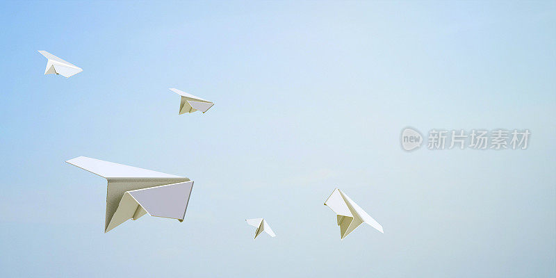 纸飞机飞行自由的天空背景