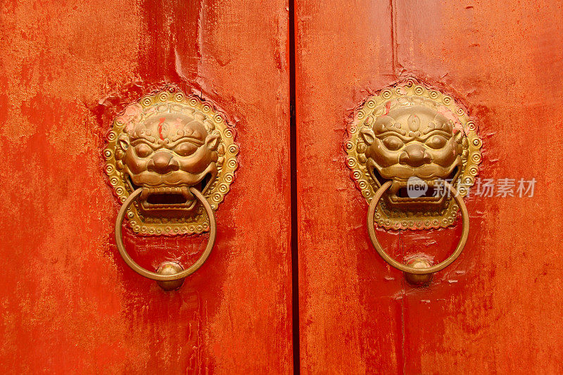 红色的中国寺庙门上有青铜狮钮