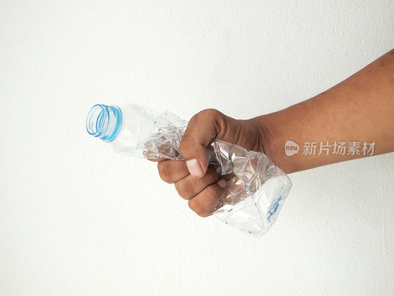 用手压一个塑料瓶