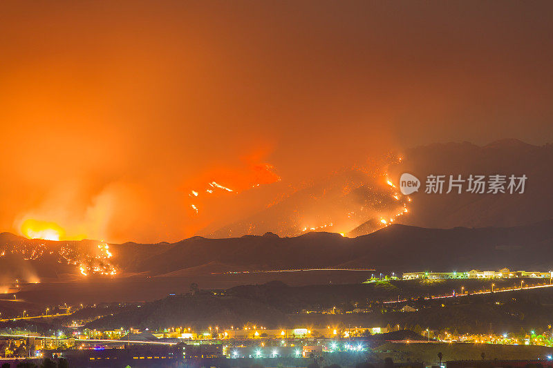 圣塔克拉利塔大火的夜间曝光照片