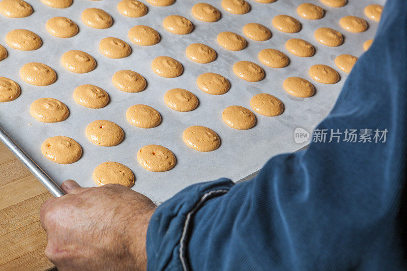 橙色的杏仁饼干的过程