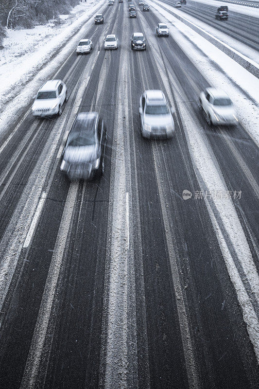 在积雪覆盖的道路上行驶的汽车