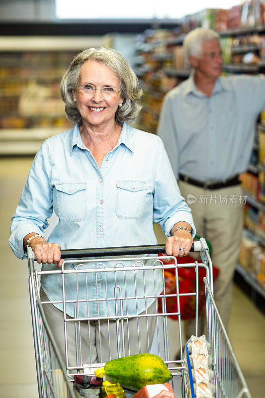 微笑的老年夫妇购买食物