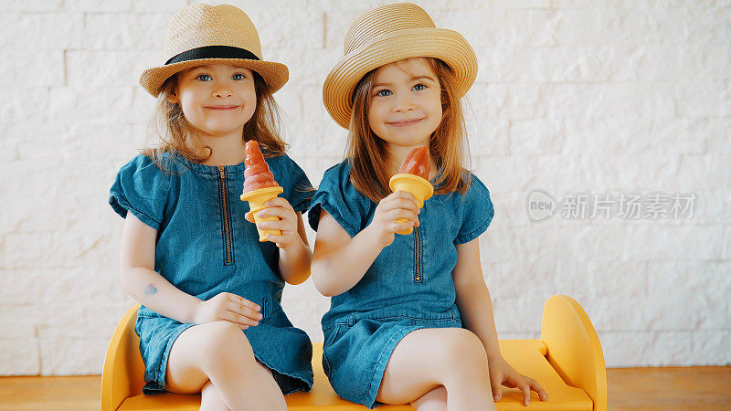女孩们在等待假期的时候在家吃冰淇淋
