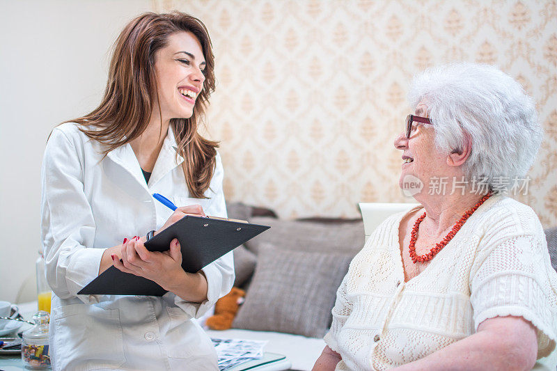 家庭护理护士和老年病人谈话。