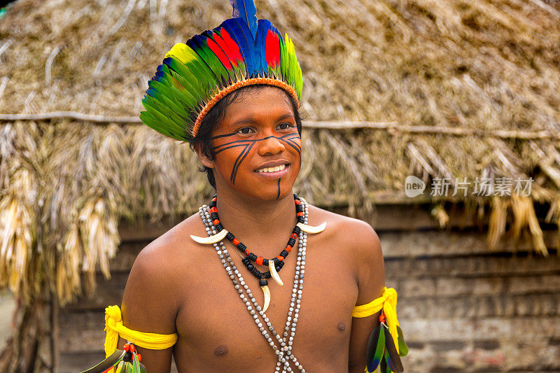 来自巴西图皮瓜拉尼部落的巴西土著男子(印第奥)