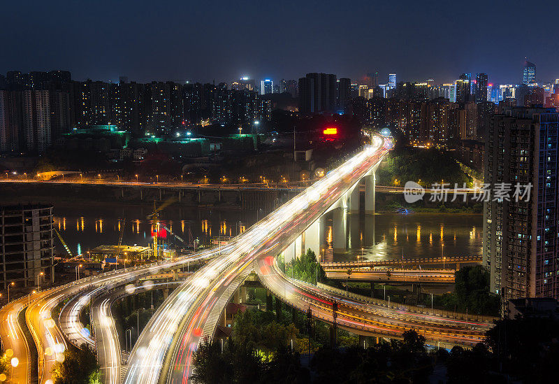城市立交桥夜间用紫光秀在重庆