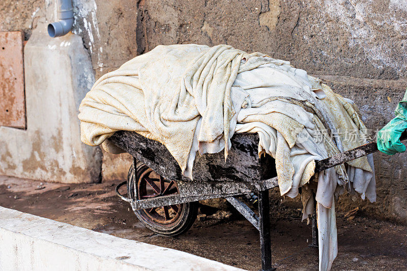 马拉喀什旧城皮革厂的桶装皮革
