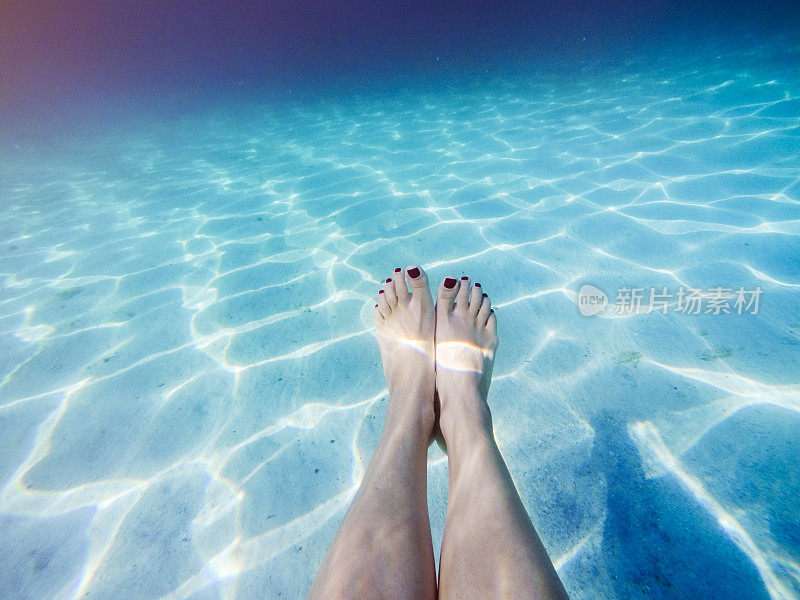 假期-女性的脚在水下