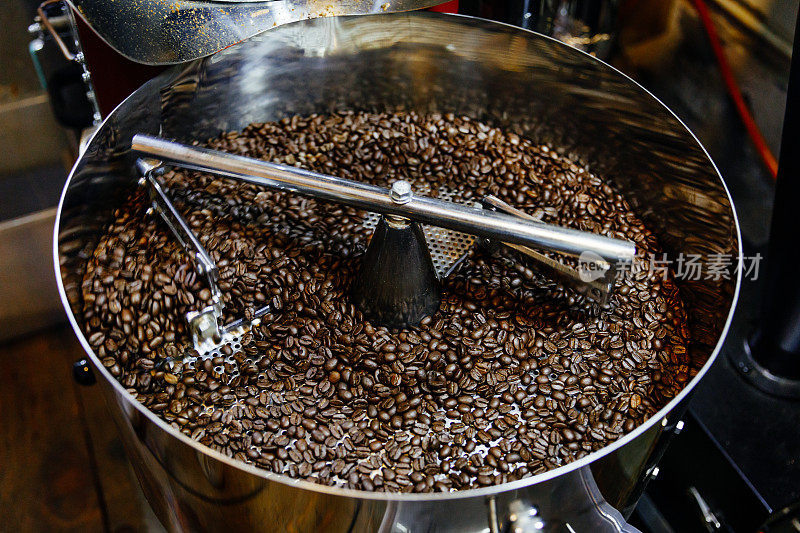 新鲜烘焙的咖啡豆在搅拌机