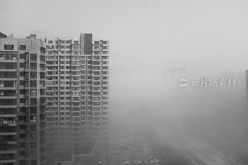 青岛住宅楼被雾霾笼罩