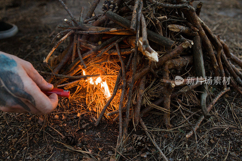 篝火准备旅游自然森林概念。