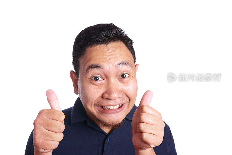 有趣的亚洲男人笑着竖起大拇指