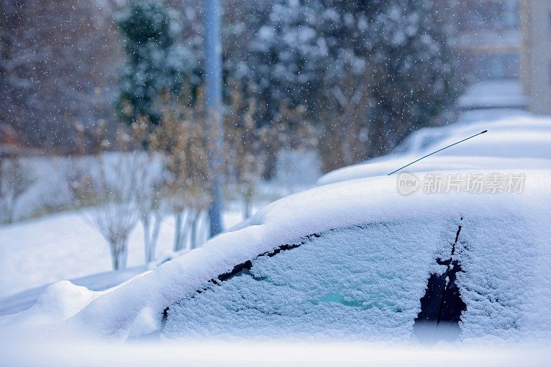 被雪覆盖的汽车