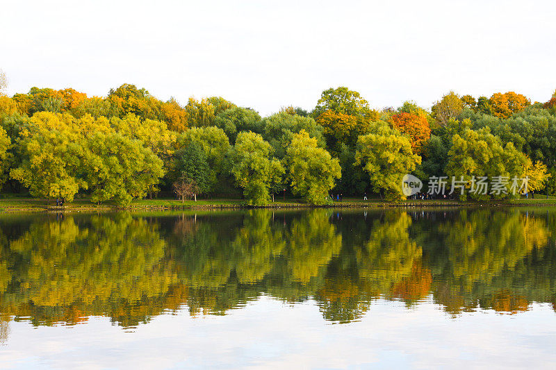 察里奇诺公园上察里奇诺池塘的秋天