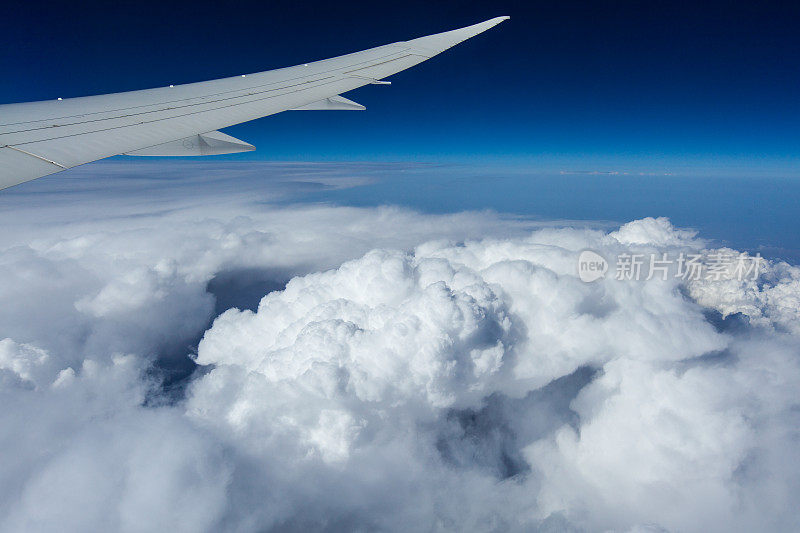 带着画中的翅膀在云层之上飞翔