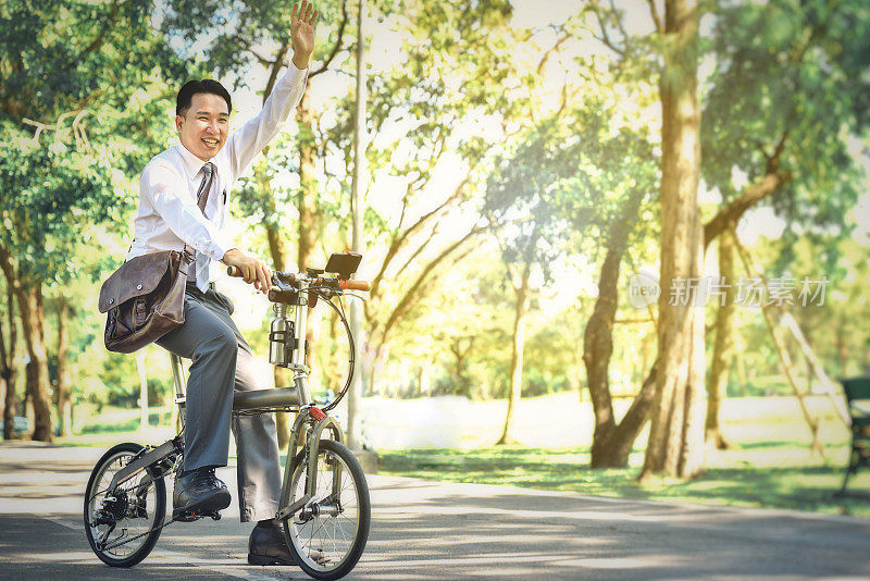 亚洲商人每天早上都骑自行车去上班。