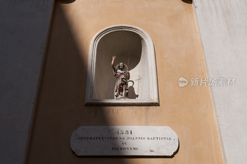 科西嘉:在阿雅克肖最古老的宗教建筑——圣约翰浸礼会教堂外墙壁龛上的圣约翰浸礼会雕像
