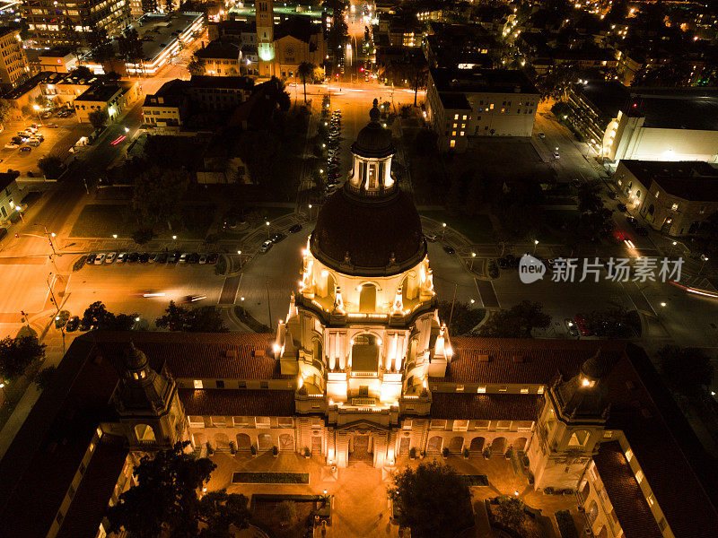 夜间帕萨迪纳市政厅的空中摄影