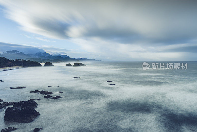 水冲刷岩石的风景