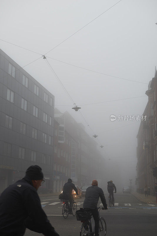 九月的一个大雾清晨，欧登塞的街道