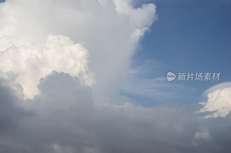 积雨云蓝天上的抽象云