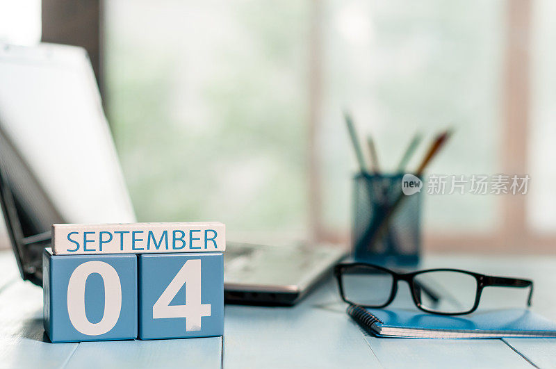 9月4日。月4日，木色日历上的学生工作背景。秋天的时间