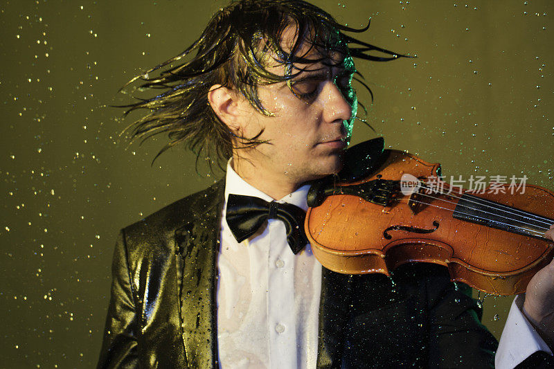 雨中的湿小提琴手拉小提琴