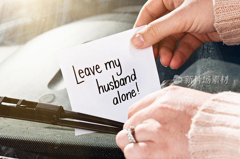 “别碰我丈夫!”放在车上的纸条上写着