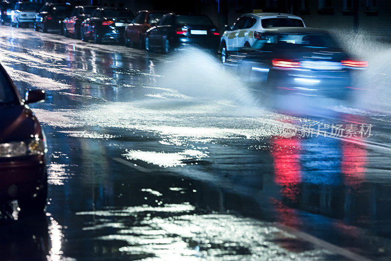 城市车辆在雨夜行驶在潮湿的道路上