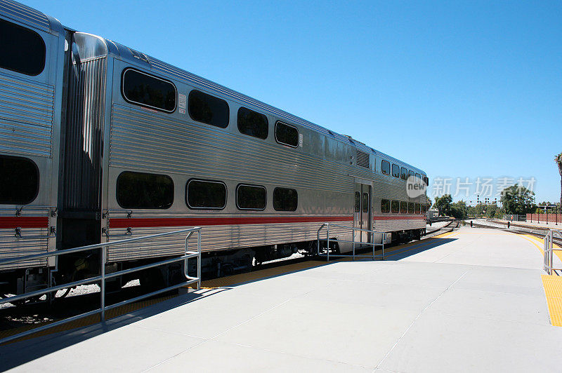 加州火车在车站