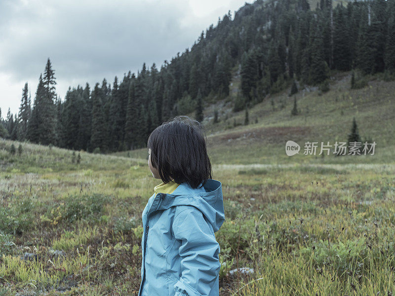 一个亚洲小女孩在雷尼尔山玩得很开心