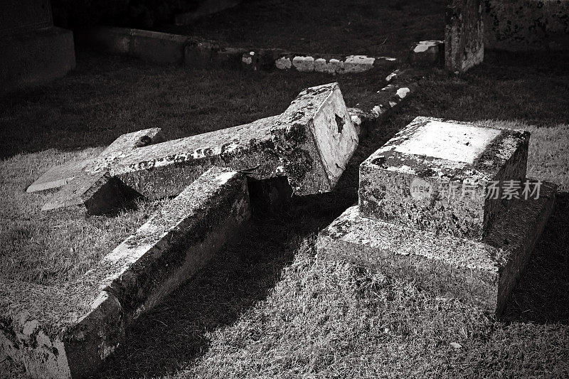 在苏格兰的一个老墓地里，倒下的墓碑