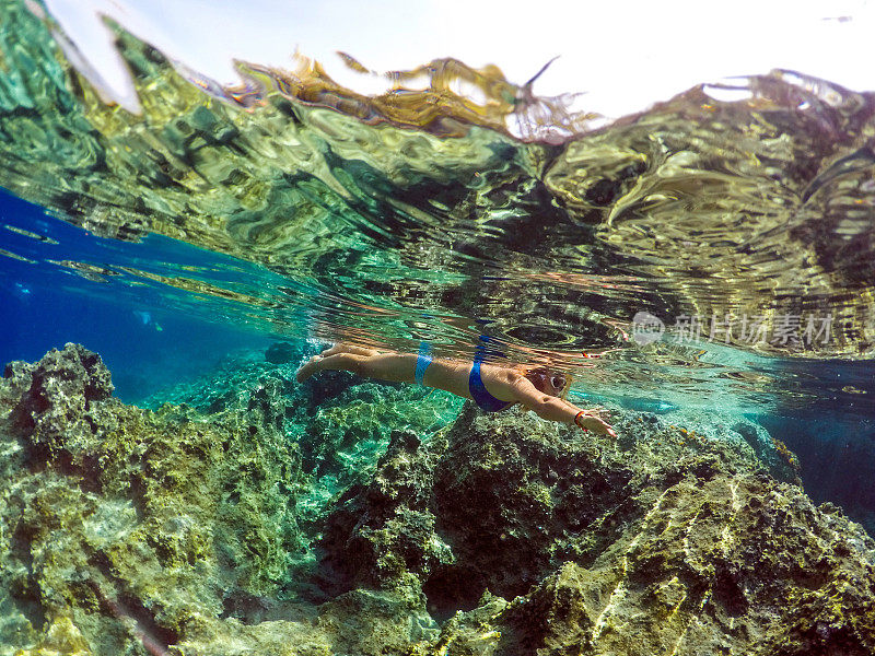 Göbün湾在Göcek。漂浮在海底的女士。