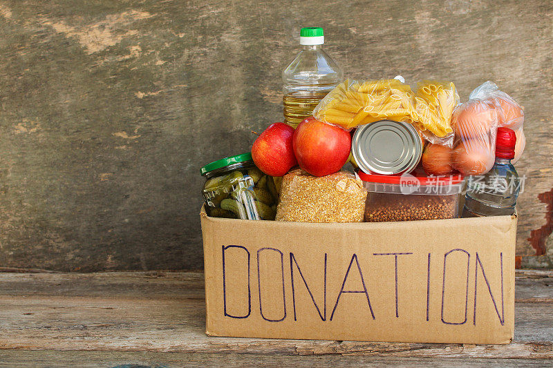 装食物的捐款箱。