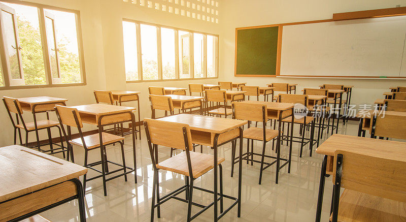 教室或学校空教室与课桌和椅子铁木材学习课程在泰国高中，中学教育内部，与白板，复古色调教育理念