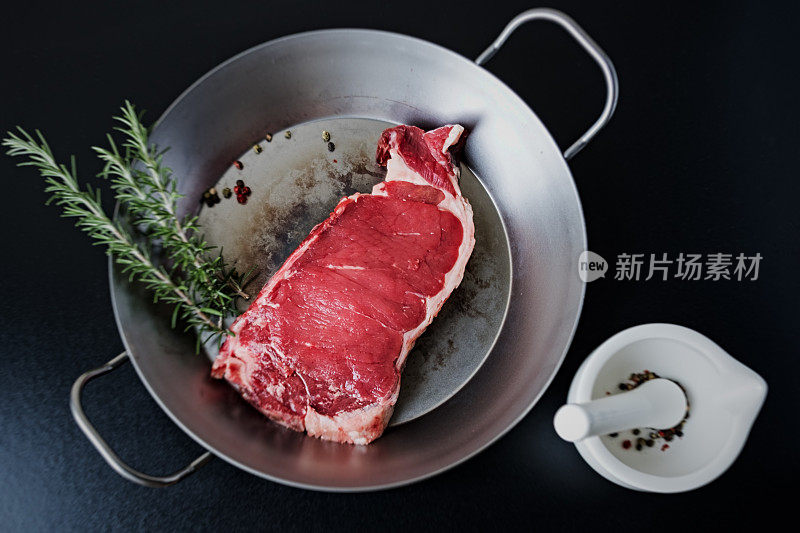 新鲜的生牛肉加香料调味