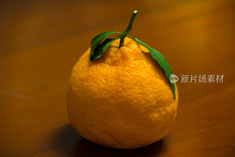 木制背景上的日本有机橙色