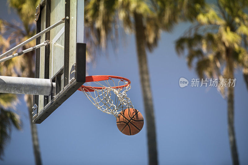 沙滩公园的街头篮球和篮筐