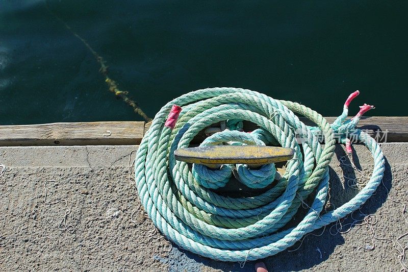 码头上的蓝色绳子盘