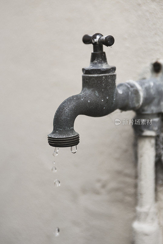 水从水龙头滴落