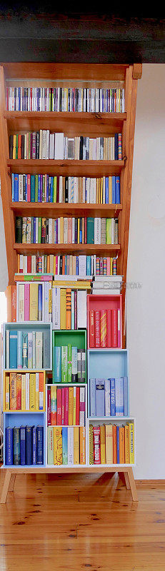五颜六色的书架上摆满了书籍，垂直全景