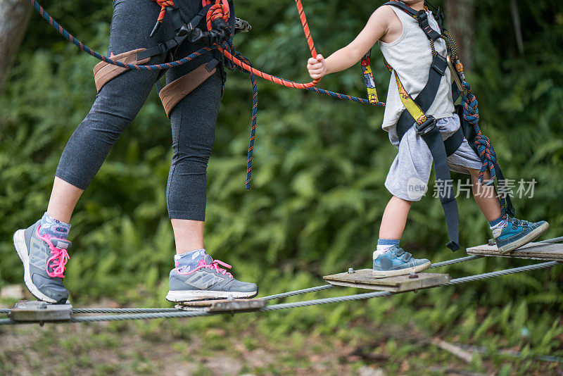 在大自然的林冠之旅中，无法辨认的母子行走。