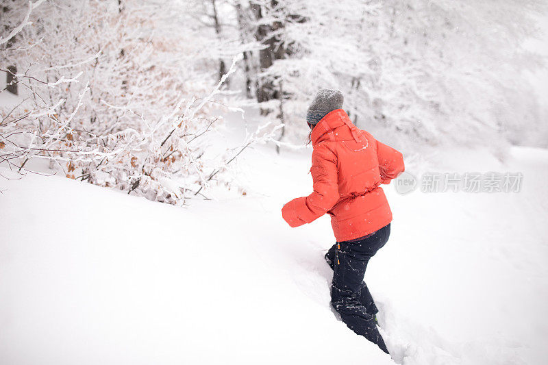 陷在雪里的女人