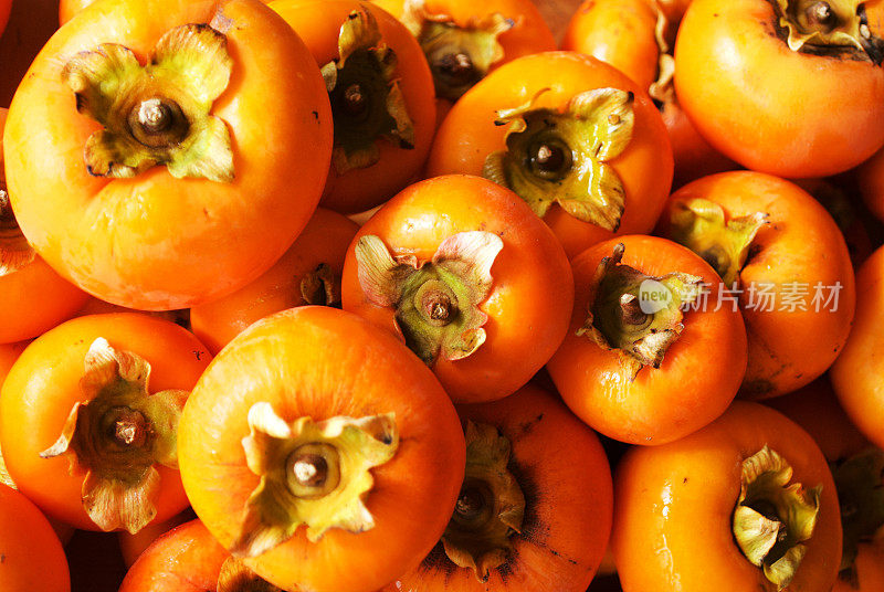 新鲜采摘的秋天水果-柿子