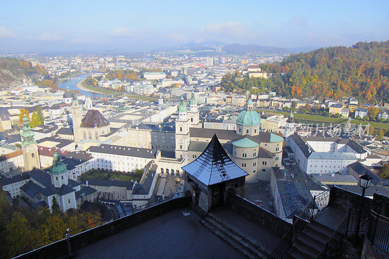 萨尔茨堡城市景观-城市天际线屋顶，塔楼和穹顶，奥地利