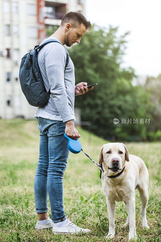 一个遛狗的现代人