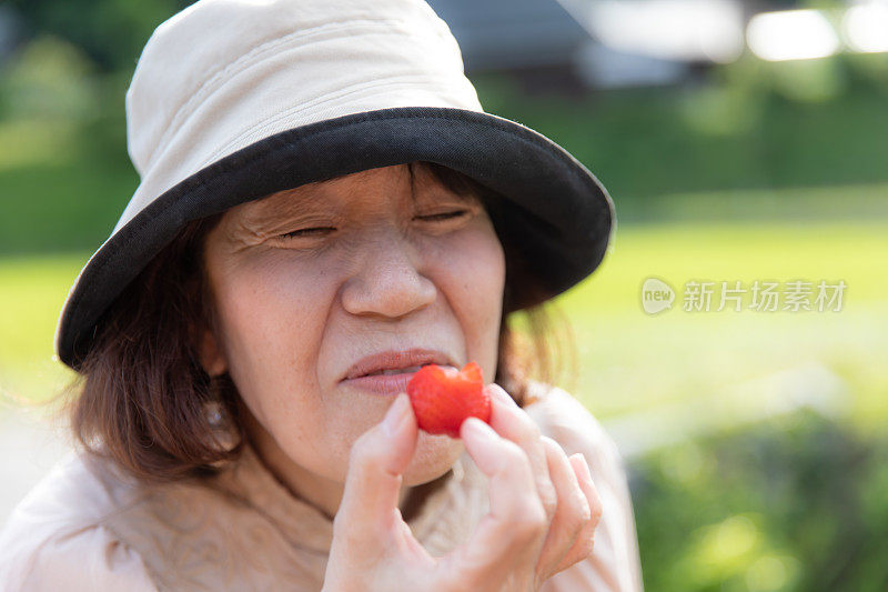 老女人吃草莓