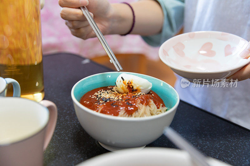 烹饪韩国Naengmyeon