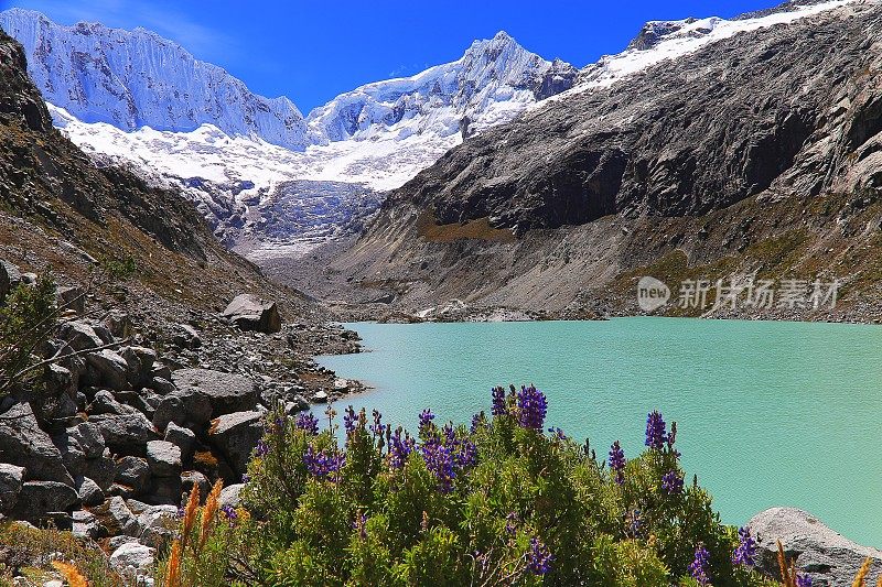 秘鲁安第斯山脉，拉古纳·拉卡湖，冰川和白雪皑皑的布兰卡山脉